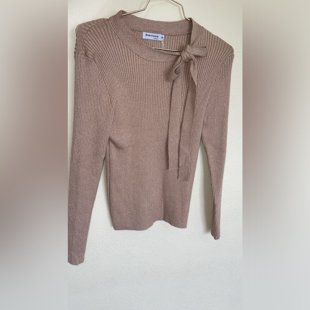 Stretch sweater with bow